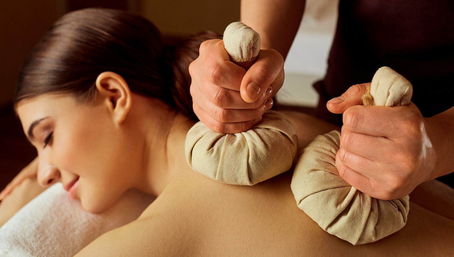 les-bienfaits-therapeutiques-du-massage-thai-aux-plantes-chaudes